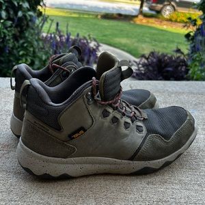 Mens Teva Waterproof Hiking Boots Size 9.5